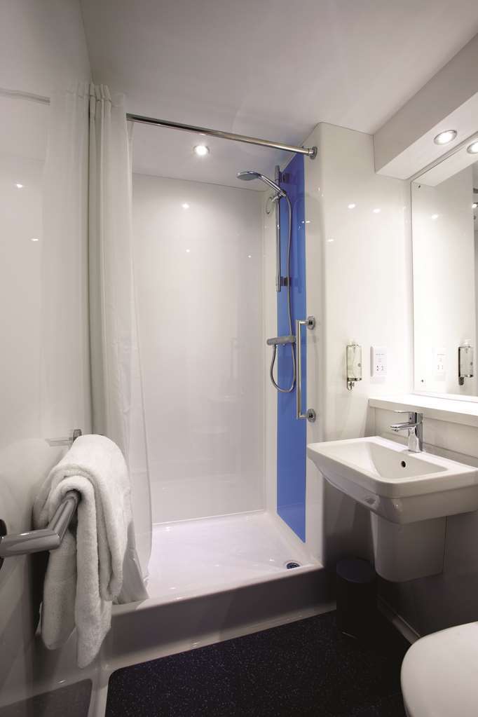 Travelodge Bradford Central Номер фото